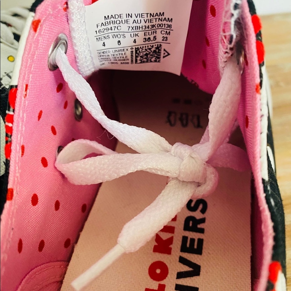 Hello Kitty Converse! - Picture 4 of 6